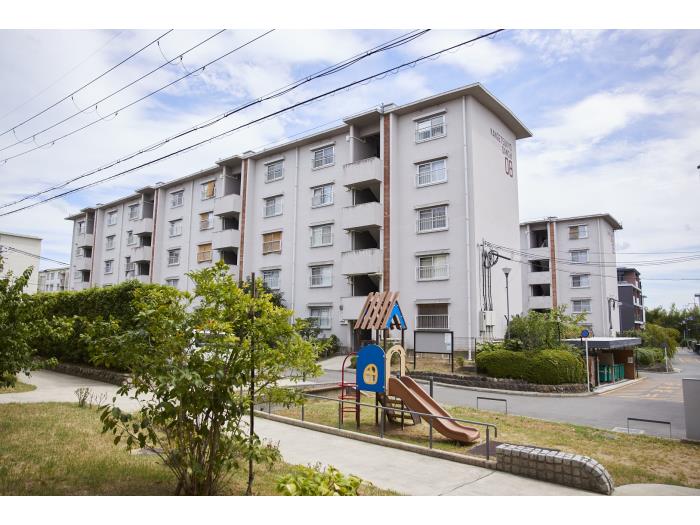 apartment 京都市伏見区桃山町泰長老176番地の1

住棟配置図