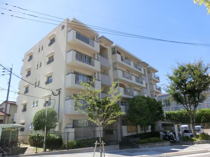 福岡県福岡市南区にあるUR賃貸住宅 若久（70号棟）の外観写真 1/3
