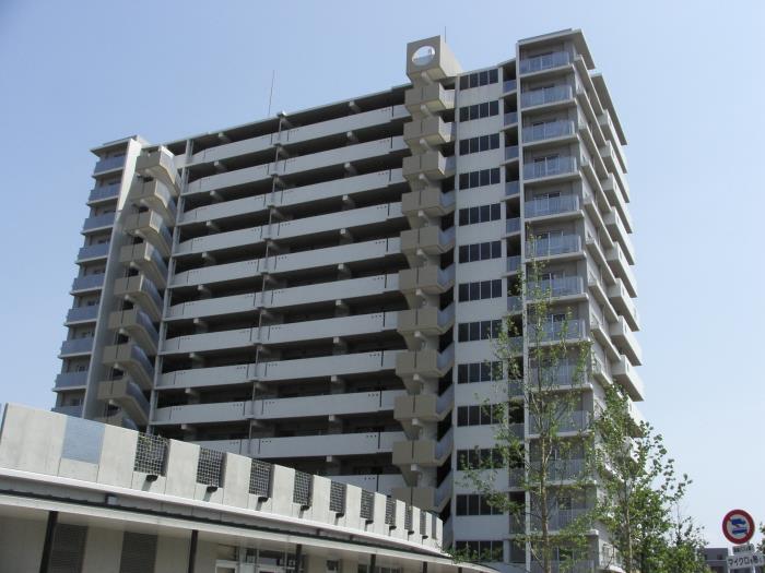 福岡県福岡市東区にあるUR賃貸住宅 アーベイン貝塚駅前の外観写真 1/3